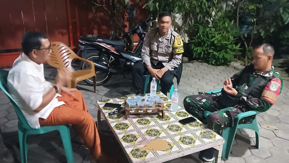 Bhabinkamtibmas dan Babinsa Gelar Patroli Siskamling di Kampung Teluk Buyung Margamulya