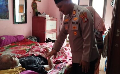 Empati dan Peduli Kapolsek Pondok Gede Menjenguk Anggota yang Sakit Menahun Di Jatimakmur