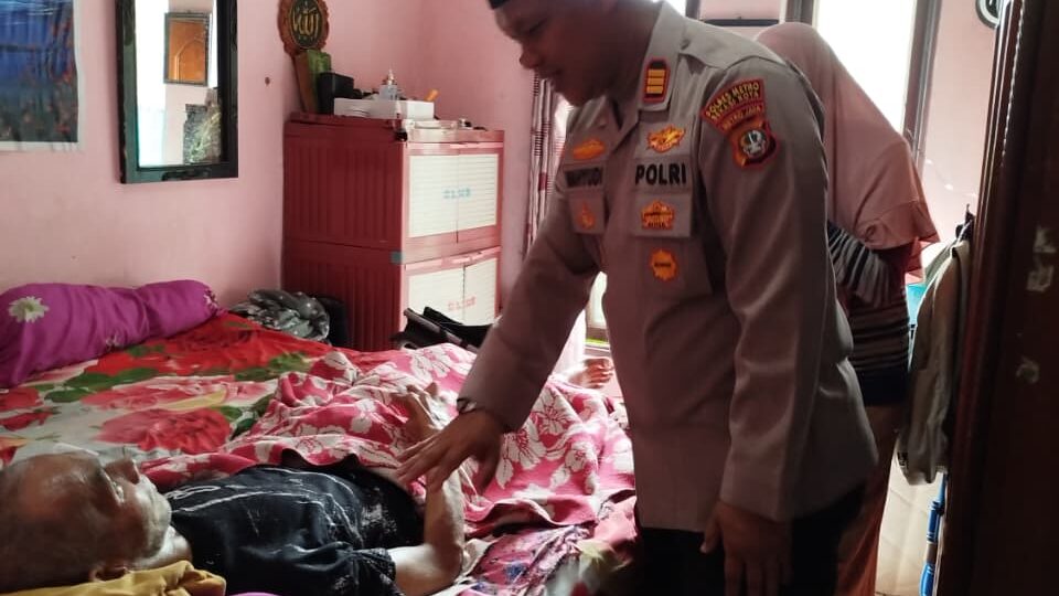 Empati dan Peduli Kapolsek Pondok Gede Menjenguk Anggota yang Sakit Menahun Di Jatimakmur
