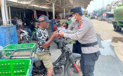 Antisipasi Dampak Erupsi Gunung Krakatau, Polsek Sunda Kelapa, Bagikan 250 Masker kepada Nelayan