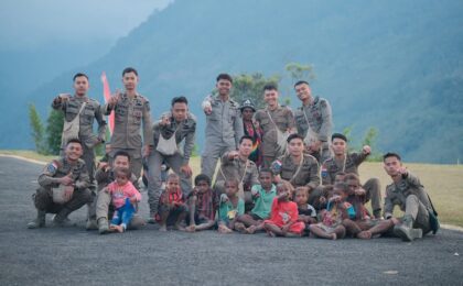 DELAPAN BULAN BERSAMA MASYARAKAT, SATGAS KEPOLISIAN OPERASI DAMAI CARTENZ-2026 TINGGALKAN KENANGAN KEKELUARGAAN DI KIWIROK
