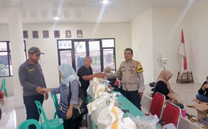 Bhabinkamtibmas Bekasi Jaya Monitoring Penyaluran Bantuan Pangan