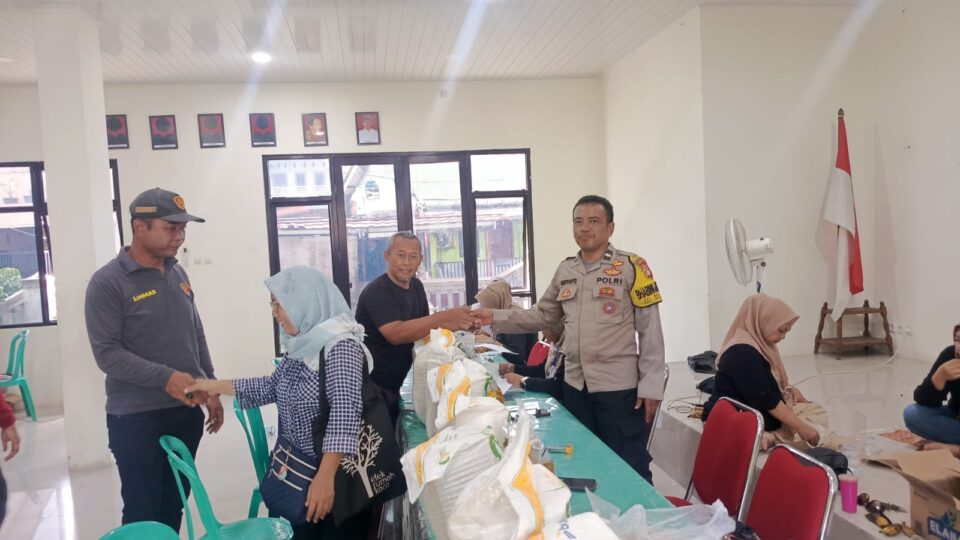 Bhabinkamtibmas Bekasi Jaya Monitoring Penyaluran Bantuan Pangan