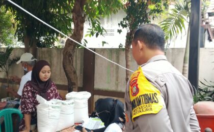 Bhabinkamtibmas Mustikasari Monitoring Penyaluran Bantuan Pangan