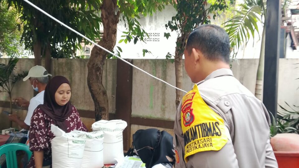 Bhabinkamtibmas Mustikasari Monitoring Penyaluran Bantuan Pangan