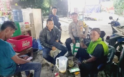Tingkatkan Kewaspadaan Warga, Bhabinkamtibmas Cimuning Patroli dan Sambangi Lingkungan Permukiman
