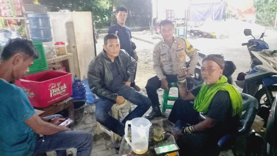 Tingkatkan Kewaspadaan Warga, Bhabinkamtibmas Cimuning Patroli dan Sambangi Lingkungan Permukiman