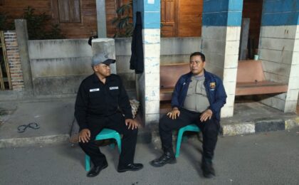 Bhabinkamtibmas Cimuning Patroli dan Jalin Sinergi dengan Petugas Keamanan