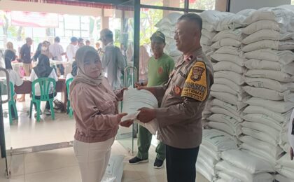 Bhabinkamtibmas Monitoring Penyaluran Bantuan Pangan di Kelurahan Padurenan
