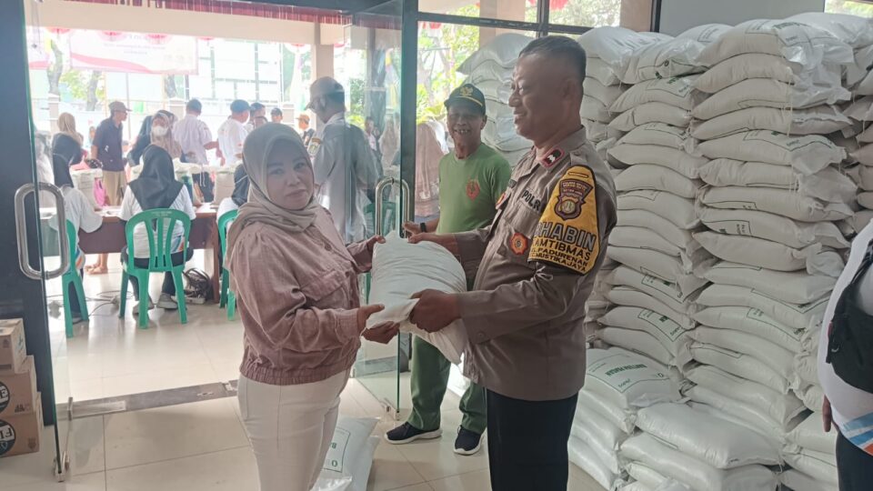 Bhabinkamtibmas Monitoring Penyaluran Bantuan Pangan di Kelurahan Padurenan