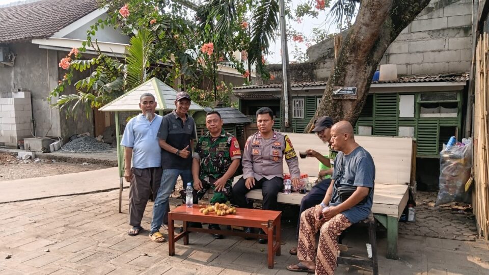 JAGA JAKARTA ON THE SPOT BHABINKAMTIBMAS HADIRI UNDANGAN SERAP ASPIRASI WARGA, BAHAS PENGELOLAAN SAMPAH YANG SERING TERLAMBAT