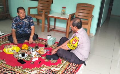 Perkuat Keamanan Lingkungan, Bhabinkamtibmas Jatiwarna Sambangi Tokoh Masyarakat