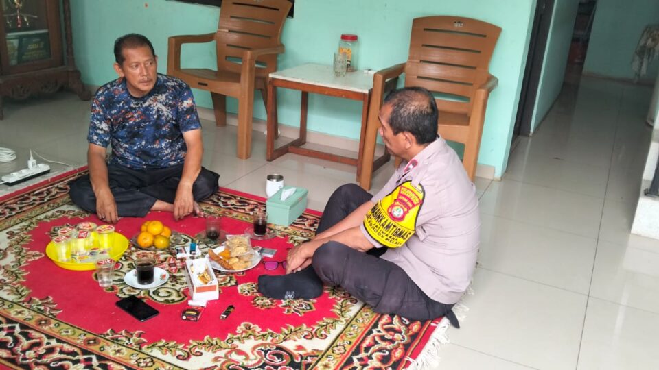 Perkuat Keamanan Lingkungan, Bhabinkamtibmas Jatiwarna Sambangi Tokoh Masyarakat