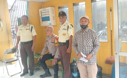 Perkuat Keamanan Lingkungan, Bhabinkamtibmas Bantargebang Sambangi Pos Keamanan