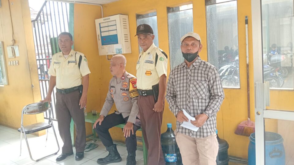 Perkuat Keamanan Lingkungan, Bhabinkamtibmas Bantargebang Sambangi Pos Keamanan