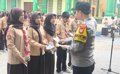 Bhabinkamtibmas Jatikramat Sosialisasikan Kenakalan Remaja dan Maklumat Kapolres