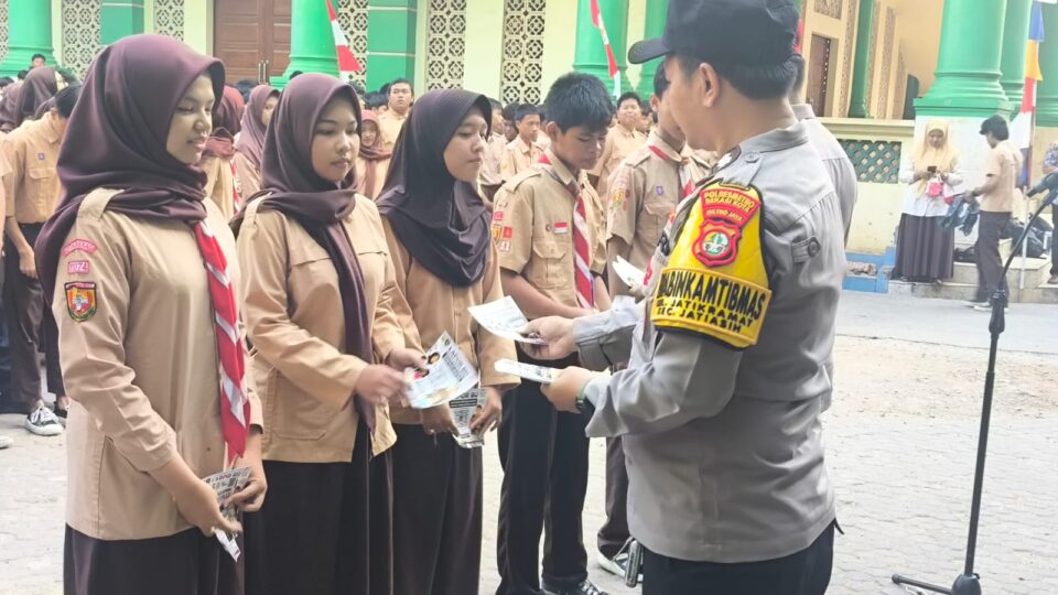 Bhabinkamtibmas Jatikramat Sosialisasikan Kenakalan Remaja dan Maklumat Kapolres