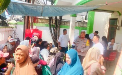 Pengamanan Ketat dan Humanis, Bhabinkamtibmas Bojong Menteng Kawal Penyaluran Beras Bantuan Pemerintah