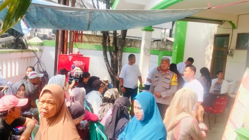 Pengamanan Ketat dan Humanis, Bhabinkamtibmas Bojong Menteng Kawal Penyaluran Beras Bantuan Pemerintah