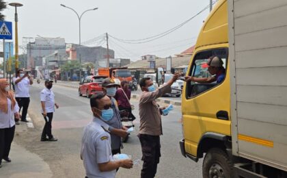 Antisipasi Dampak Debu Erupsi Gunung Krakatau, Polsek Jatiasih Bagikan Masker Gratis untuk Pengguna Jalan