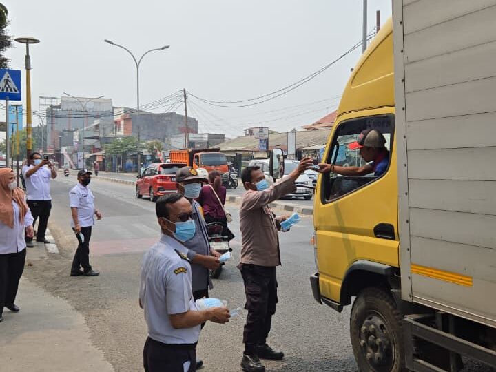Antisipasi Dampak Debu Erupsi Gunung Krakatau, Polsek Jatiasih Bagikan Masker Gratis untuk Pengguna Jalan