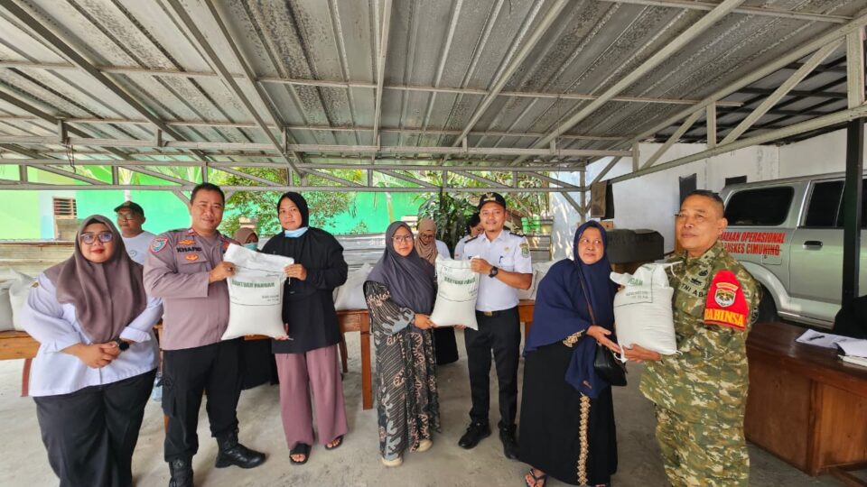 Pastikan Penyaluran Tepat Sasaran, 3 Pilar Cimuning Pantau Pembagian Bantuan Pangan Bagi 2.027 KPM