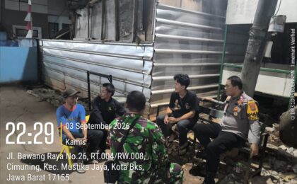 Sinergi Dini Hari TNI-Polri, Bhabinkamtibmas dan Babinsa Cimuning Sambang Warga Jaga Kondusifitas Malam
