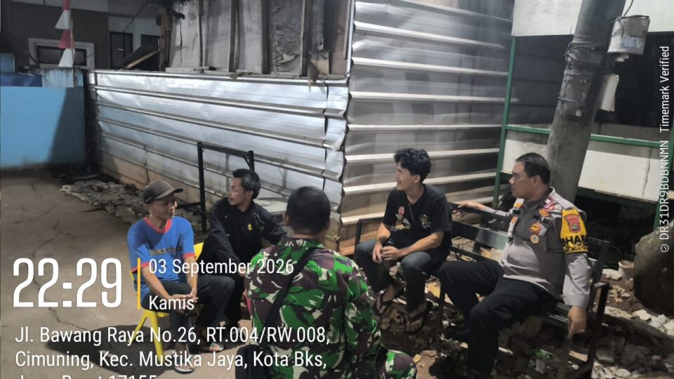 Sinergi Dini Hari TNI-Polri, Bhabinkamtibmas dan Babinsa Cimuning Sambang Warga Jaga Kondusifitas Malam