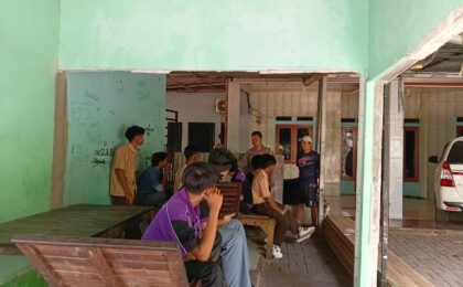 Bhabinkamtibmas Jatisampurna Pantau Penyaluran Bantuan Beras Pangan Nasional di Jatirangga