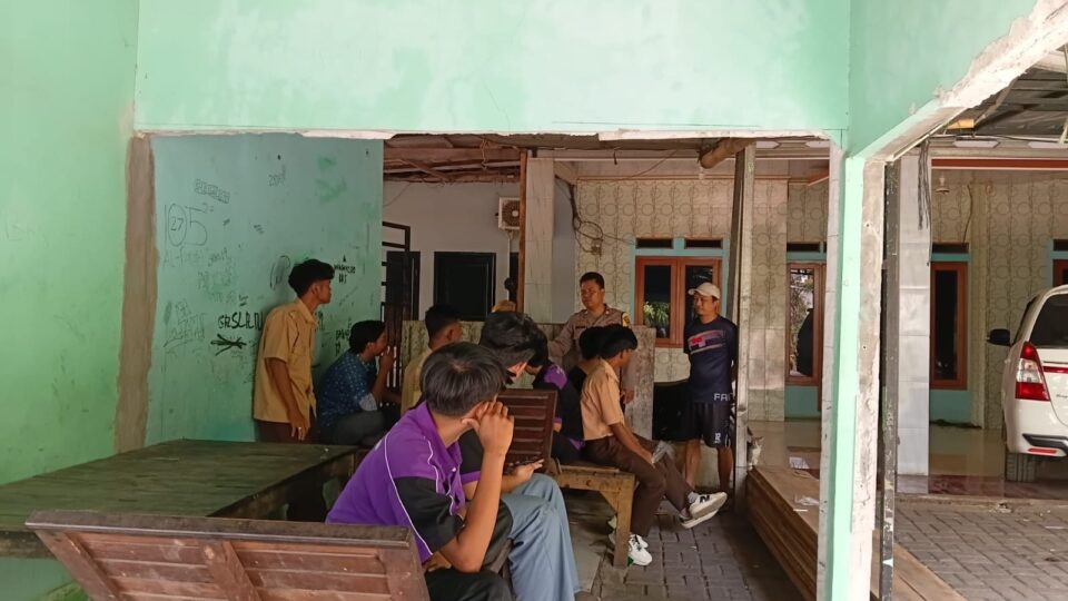 Bhabinkamtibmas Jatisampurna Pantau Penyaluran Bantuan Beras Pangan Nasional di Jatirangga