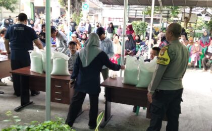 Polsek Jatisampurna Amankan Distribusi Beras Bantuan Pangan di Kelurahan Jatirangga
