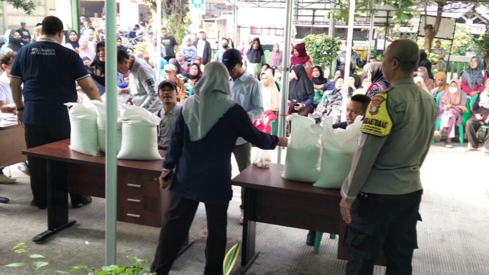 Polsek Jatisampurna Amankan Distribusi Beras Bantuan Pangan di Kelurahan Jatirangga