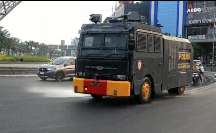 PENYEMPROTAN PEMBERSIHAN ABU VULKANIK MENGGUNAKAN WATER CANNON OLEH SATUAN SAMAPTA POLRES METRO BEKASI KOTA DI JALAN PROTOKOL KOTA BEKASI