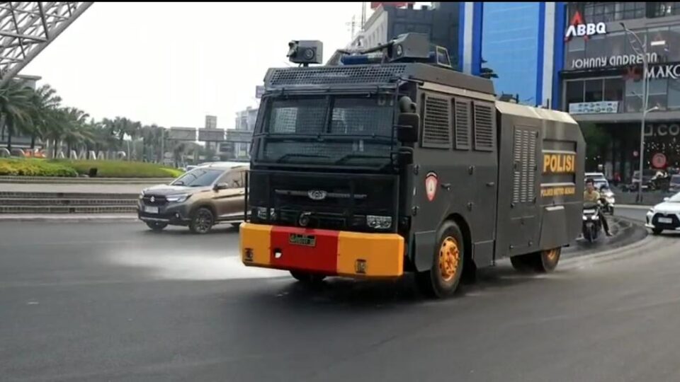 PENYEMPROTAN PEMBERSIHAN ABU VULKANIK MENGGUNAKAN WATER CANNON OLEH SATUAN SAMAPTA POLRES METRO BEKASI KOTA DI JALAN PROTOKOL KOTA BEKASI