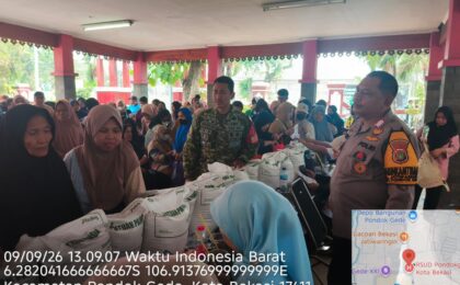 Bhabinkamtibmas Jatiwaringin Kawal Penyaluran Beras & Bantu Warga Lansia !