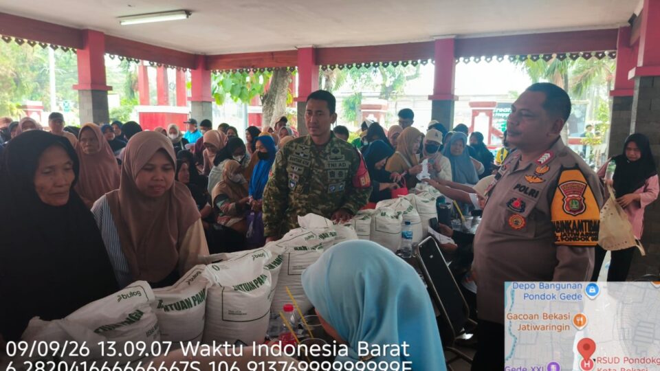 Bhabinkamtibmas Jatiwaringin Kawal Penyaluran Beras & Bantu Warga Lansia !