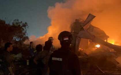 Brimob Polda Metro Jaya Bantu Amankan Lokasi Kebakaran Lapak Limbah di Bekasi