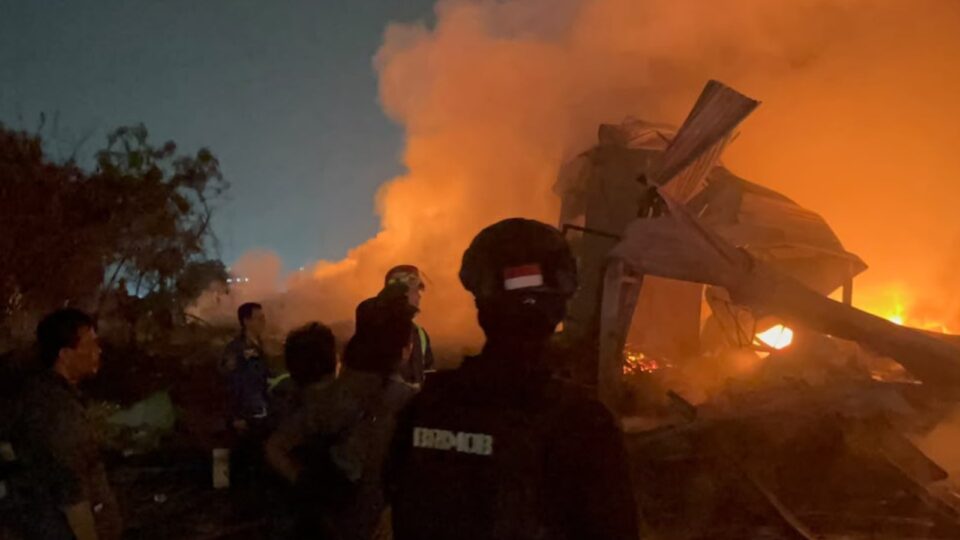 Brimob Polda Metro Jaya Bantu Amankan Lokasi Kebakaran Lapak Limbah di Bekasi