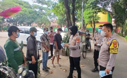 POLRI PEDULI, KAPOLSEK JATIASIH PIMPIN PEMBAGIAN MASKER KEPADA WARGA