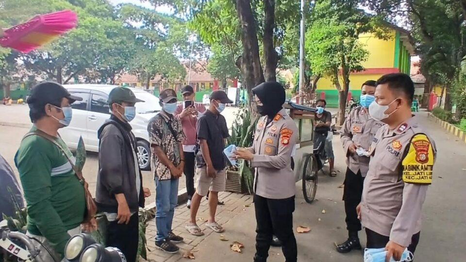 POLRI PEDULI, KAPOLSEK JATIASIH PIMPIN PEMBAGIAN MASKER KEPADA WARGA