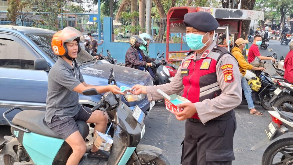 PEDULI KESEHATAN, PERSONEL SAMAPTA POLSEK RAWALUMBU BAGIKAN MASKER KEPADA PENGGUNA JALAN