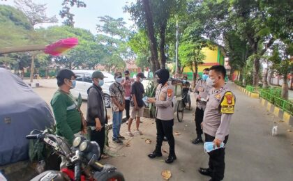 Polsek Jatiasih Bagikan Masker kepada Warga dan Pedagang