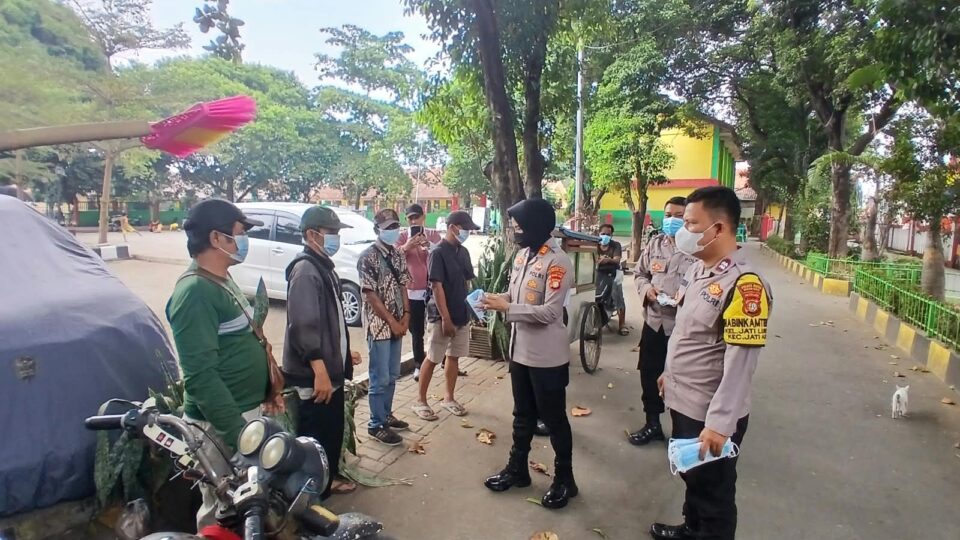 Polsek Jatiasih Bagikan Masker kepada Warga dan Pedagang