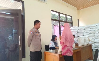 Pastikan Penyaluran Tepat Sasaran, Bhabinkamtibmas Monitor Bantuan Pangan di Kelurahan Kotabaru