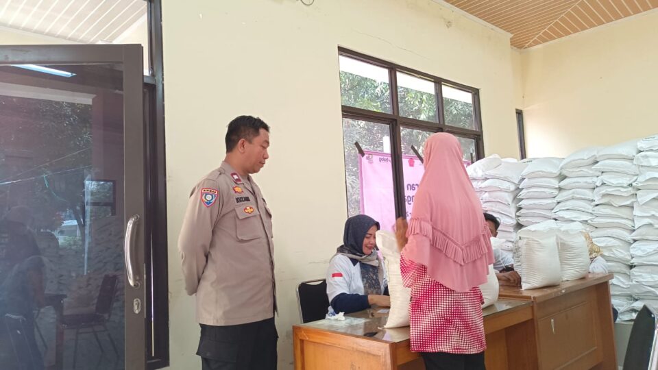 Pastikan Penyaluran Tepat Sasaran, Bhabinkamtibmas Monitor Bantuan Pangan di Kelurahan Kotabaru