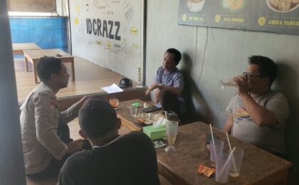Bhabinkamtibmas Jatirahayu Sambangi Tokoh Masyarakat dan Dorong Siskamling