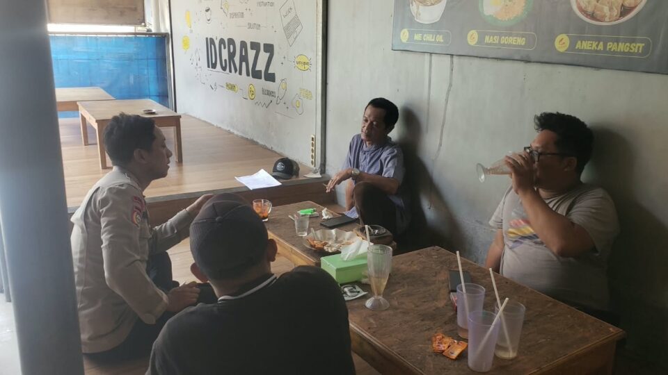 Bhabinkamtibmas Jatirahayu Sambangi Tokoh Masyarakat dan Dorong Siskamling