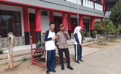 Polsek Bantargebang Beri Pembinaan Kesamaptaan dan PBB di SMKN 15 Kota Bekasi