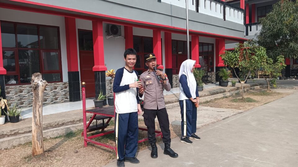 Polsek Bantargebang Beri Pembinaan Kesamaptaan dan PBB di SMKN 15 Kota Bekasi