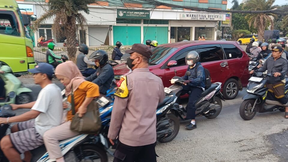 Polsek Medan Satria Bersama Dishub Laksanakan Gatur Lalin di Perempatan Logos
